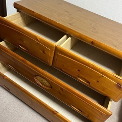 木製　3段ローチェスト　たんす　お花の飾り付きの画像