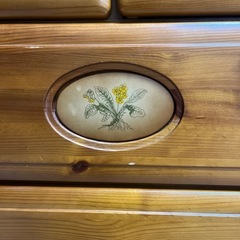 木製　3段ローチェスト　たんす　お花の飾り付きの画像