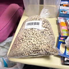 【断捨離】生豆1kg(未開封冷蔵庫保存)、冷水ピッチャーケトル2.0L×2(中古品)、パナソニックエボルタ単一電池二個(未開封)、応急処置セット(未開封、開封済み混在)、角形二号封筒十三枚(開封済み)、角形一号封筒六枚(開封済み)【日用雑貨他色々】の画像