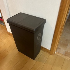 蓋付きダストボックスの画像