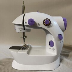 【使用少】SM-202A ポータブルミシン 動作品 付属品あり 単三乾電池で使用可能！ コンパクト電動ミシンの画像