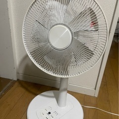 ダイニングテーブル・ゲーミングチェア・扇風機・電子レンジの画像