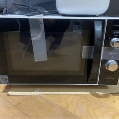 ダイニングテーブル・ゲーミングチェア・扇風機・電子レンジの画像