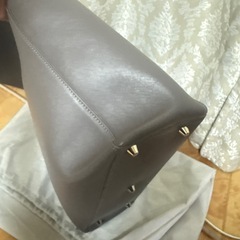 グレーのVORQITトートバッグ、内側にポケットとファスナー付き。の画像