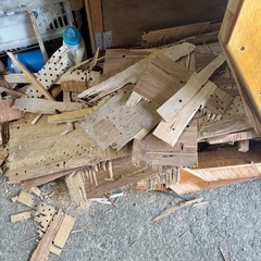 ばらした家具、薪にどう？の画像