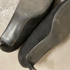 黒パンプスの画像