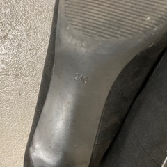 黒パンプスの画像