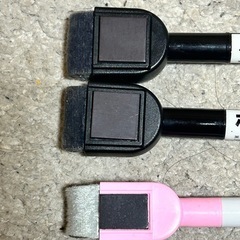 マグネット付きホワイトボートとマグネット付きペン3本の画像