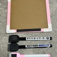 マグネット付きホワイトボートとマグネット付きペン3本の画像
