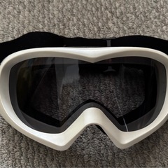 子供用　スキー用のセット　グローブ、ゴーグル、帽子、ネックウォーマーの画像