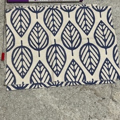 ハギレ布と使わない刺繍道具の画像