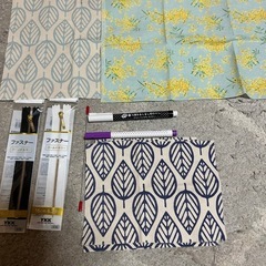 ハギレ布と使わない刺繍道具の画像