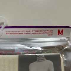 UNIQLO ユニクロ WOMENヒートテックシームレスリブタートルネックT（長袖）EXTRA　WARM極暖  レディース長袖トップス レディース長袖シャツ 長袖ポロシャツ 長袖ブラウス 長袖カットソー オフホワイト色 白色系 Off White ベージュMの画像