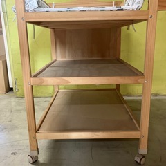 木製 おむつ交換台 / チェンジングテーブル / キャスター付き / 収納棚ありの画像