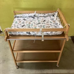 木製 おむつ交換台 / チェンジングテーブル / キャスター付き / 収納棚ありの画像