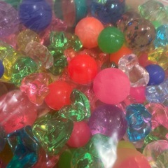 スーパーボールとプラスチックの石？の画像