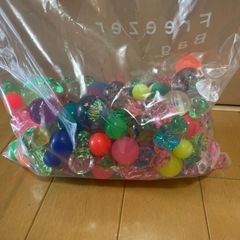 スーパーボールとプラスチックの石？の画像