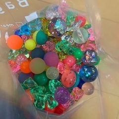 スーパーボールとプラスチックの石？の画像