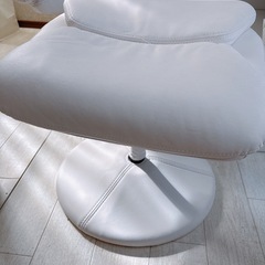 オフィスチェア ホワイト スツール付きの画像