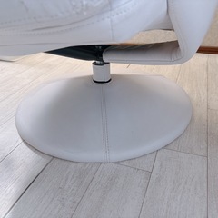 オフィスチェア ホワイト スツール付きの画像