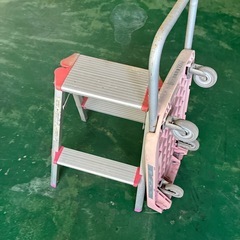 踏み台と台車の画像