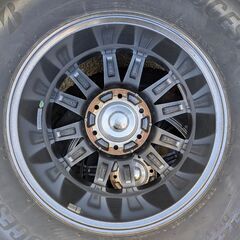 現行ハイラックス　ブリヂストンのSUV4x4専用スタッドレスタイヤ「BLIZZAK DM-V3」265/65R17の画像