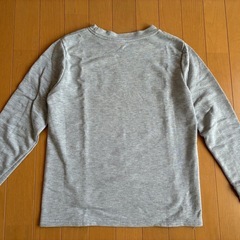 (他の衣類ご購入の方無料です)Mサイズグレーカットソーの画像