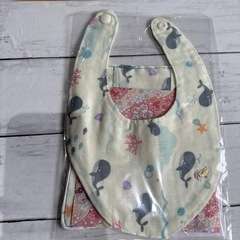 布地で出来た  よだれかけの画像