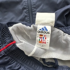 アディダス上下スポーツウェアの画像