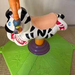 牛にまたがって上下に動き遊べるおもちゃの画像