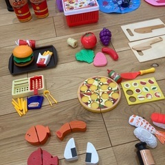 おままごとセット１4種他とアンパンマンのトレー、容器など、椅子　セットの画像