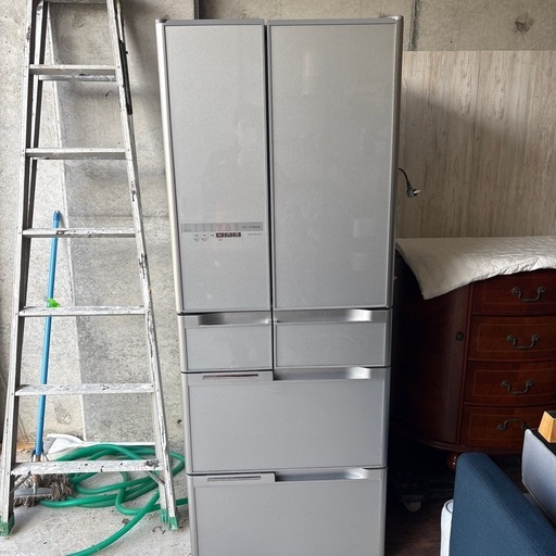 日立冷蔵庫　2011年製 ノンフロン冷凍冷蔵庫　R-B5200（xs型） ●全室517リットル