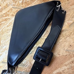 トライアングル ボディバッグの画像
