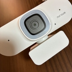 オートフォーカス機能を搭載したホワイトのウェブカメラ、スタンド式で使いやすい。  - ブランド: nuroum - 機能: オートフォーカス - 色: ホワイト - 取り付け方式: スタンド式  ご覧いただきありがとうございます。の画像