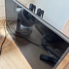 テレビ(破損)とリモコンの画像