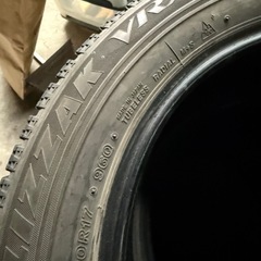 ブリジストンVRX スタッドレス215/60 17インチ溝ありの画像