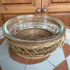 ガラスの器とかごの画像