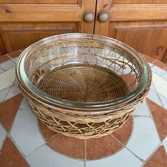 ガラスの器とかごの画像