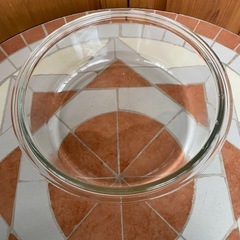 ガラスの器とかごの画像