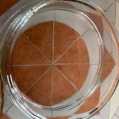 ガラスの器とかごの画像