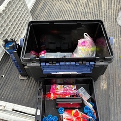 タックルボックスと釣り道具の画像