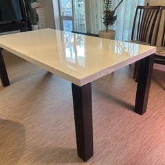 ダイニングテーブルの画像