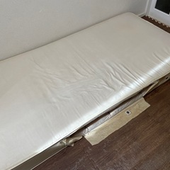 シングルベッドとマットレスのセットの画像