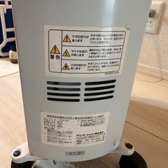 デロンギヒーターとIKEAのランプの画像