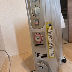 デロンギヒーターとIKEAのランプの画像