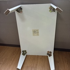 白い折り畳みテーブルの画像