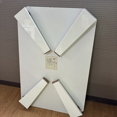 白い折り畳みテーブルの画像