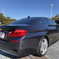 岡山【自社ローン】保証人無可★全国対応★523i【エクスクルーシブスポーツ】Ｍスポ/走行中TV可/Bluetooth/バックカメラ/レザーシート/パワーシート/シートヒーター/パドルシフト/HUD/カーテシーライト/ETCの画像