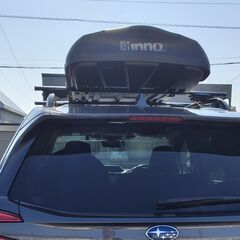 INNO イノ― ウェッジ 660 マット ルーフボックス　+　スバル SK系 フォレスター(ルーフレール付車)用ベースキャリアセットの画像