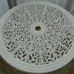 しゃれたテーブル、椅子の3点セットになります。早もの勝ちの画像